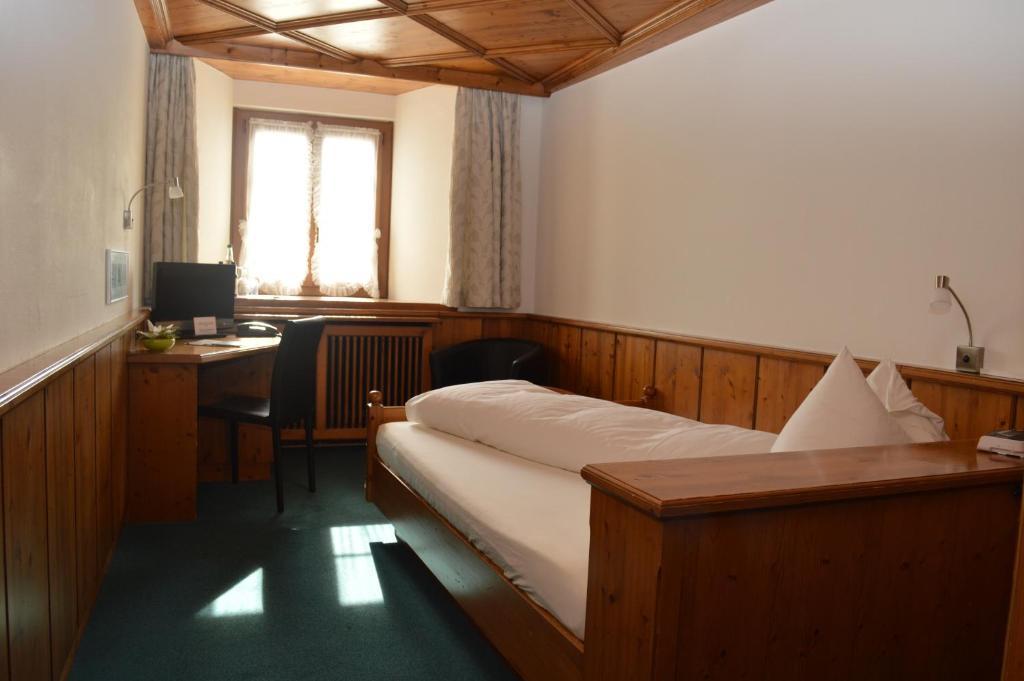 آرو Hotel Zum Kreuz الغرفة الصورة