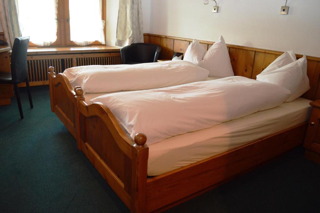 آرو Hotel Zum Kreuz الغرفة الصورة