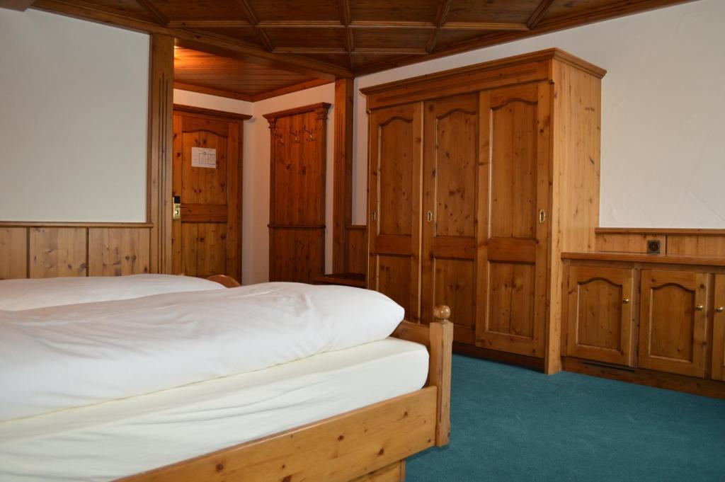 آرو Hotel Zum Kreuz الغرفة الصورة