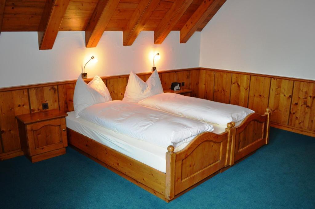 آرو Hotel Zum Kreuz الغرفة الصورة